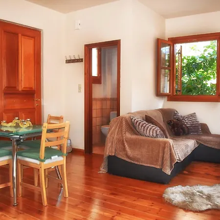 Delfi's Cozy Maisonette ذلفي
