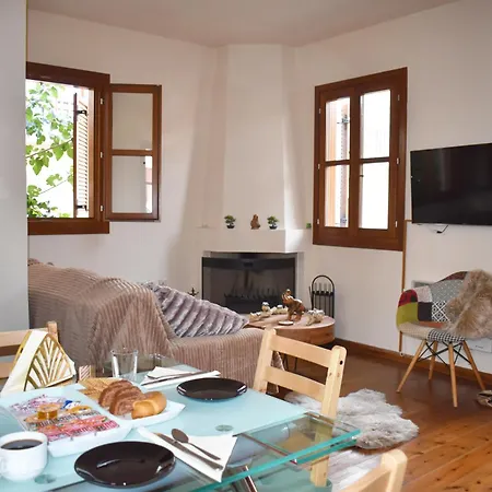 Delfi's Cozy Maisonette Apartament